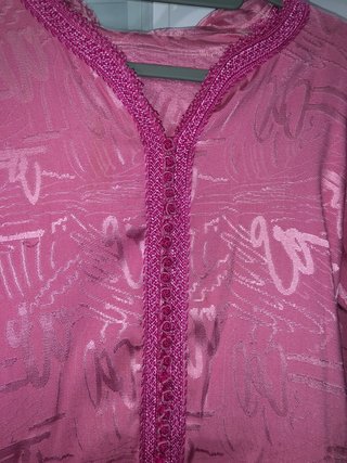 Kaftán rosa con bordado