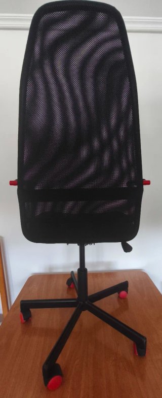 Silla IKEA HUVUDSPELARE Negra/Roja