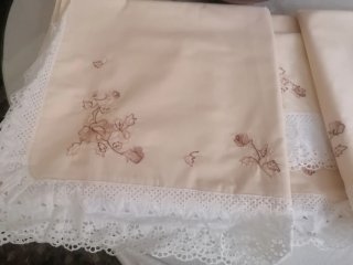 Juego de cama bordado beige.... bordado por mi
