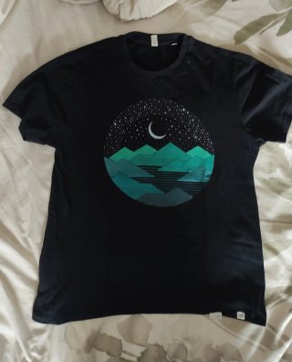 Camiseta de algodón negra con estampado
