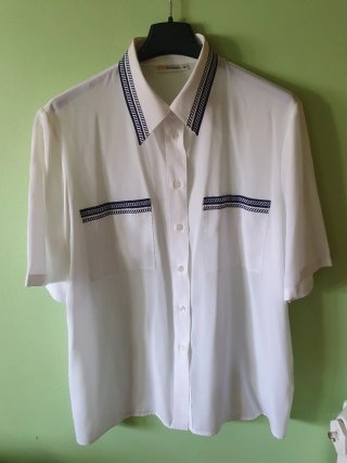 CONJUNTO DE TRES CAMISAS.