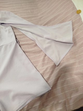Vestido morado asimétrico de un hombro