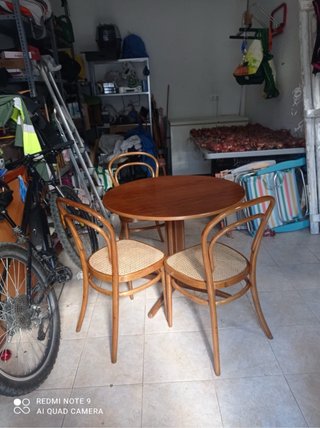 Espejo de madera tallada con mesa y sillas