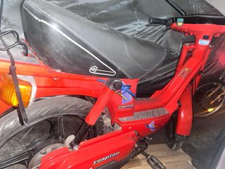 Vespa Moped Roja