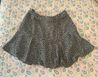 Falda pantalón floral negra y blanca