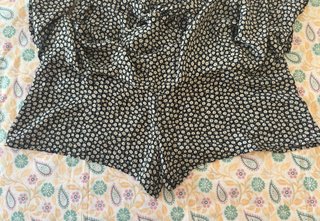 Falda pantalón floral negra y blanca