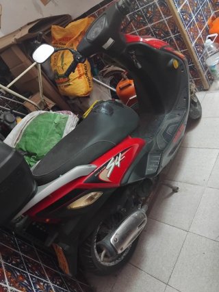 Vespa Scooter Roja y Negra