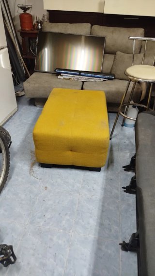 Banco tapizado mostaza tela