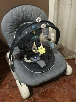 Mecedora Chicco gris con juguetes