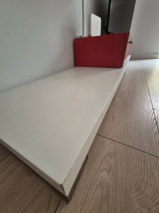 Mueble de comedor modular rojo y blanco.