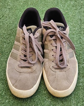 Zapatillas Adidas Neo Grises y Blancas