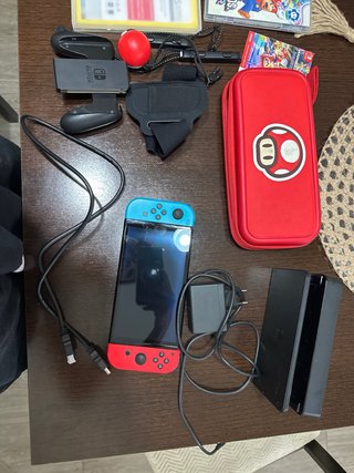 Nintendo Switch OLED con juegos y mando pokeball