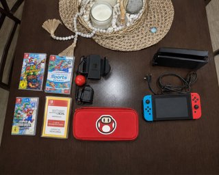Nintendo Switch OLED con juegos y mando pokeball