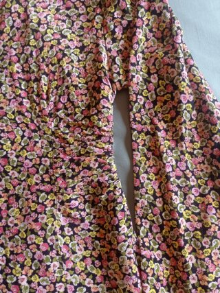 Vestido mini floral manga larga
