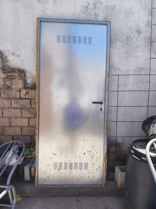 Puerta metálica Usada solo 2 meses en interior.
