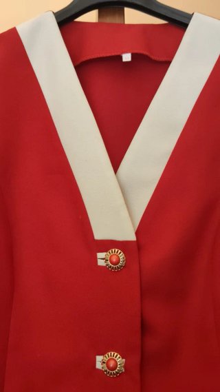 Chaqueta corta roja y blanca