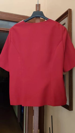 Chaqueta corta roja y blanca