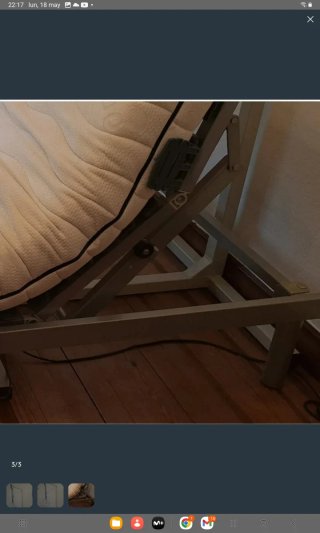 Cama articulada con colchón viscoelástico.