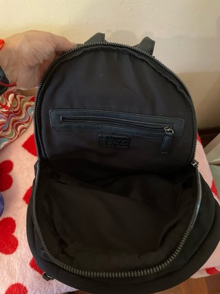 Mochila negra con doble cremallera