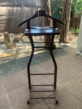 Mayordomo de madera y metal