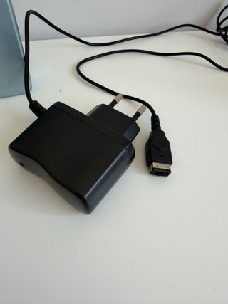 Game Boy Advance SP con cargador