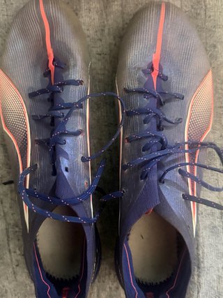 Botas de fútbol Puma azules y rosas