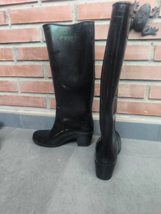 Botas de agua negras con tacón