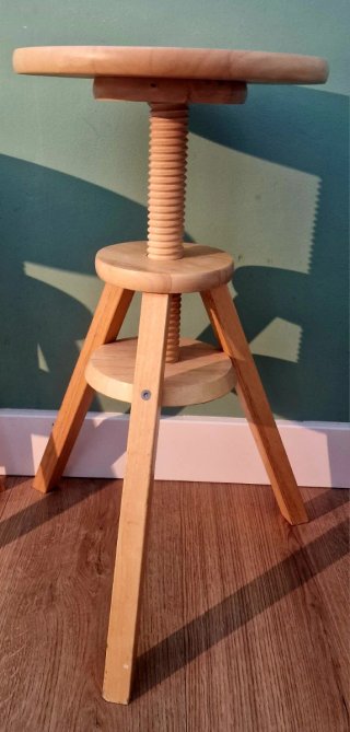 Taburete de madera regulable
