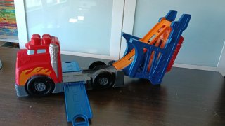 2 vehículos Excavadora y porta coches x 10€