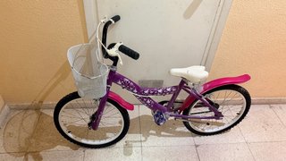 Bicicleta infantil morada con canasta