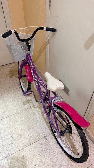 Bicicleta infantil morada con canasta