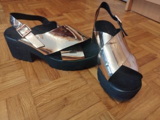 Sandalias Corina Negro y Dorado