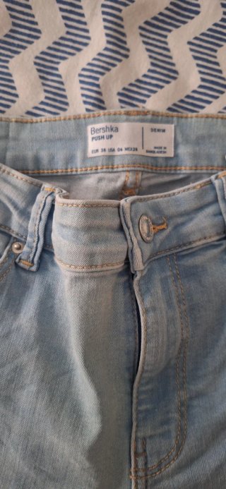 Pantalones vaqueros Bershka desgastados T.38