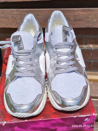 Zapatillas XTI textil plateado y blanco
