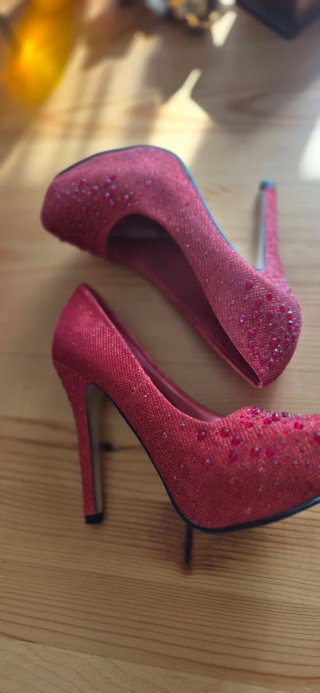 Zapatos de tacón rojos con pedrería