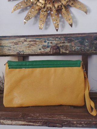 Bolso de mano verde y amarillo