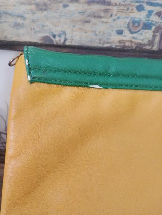Bolso de mano verde y amarillo