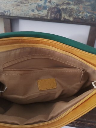 Bolso de mano verde y amarillo