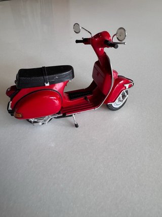Vespa Roja Scooter