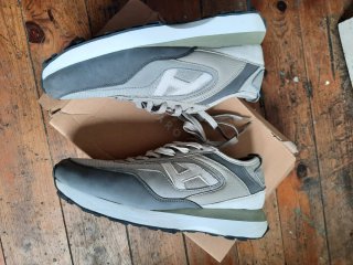 Zapatillas Hombre Grises y Blancas