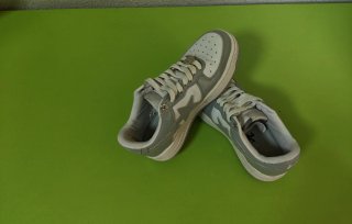 Bapesta grises y blancas