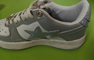Bapesta grises y blancas