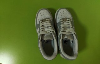 Bapesta grises y blancas