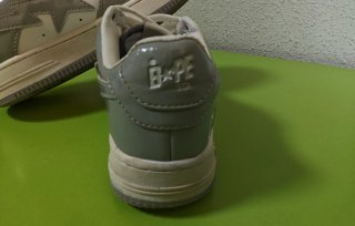 Bapesta grises y blancas