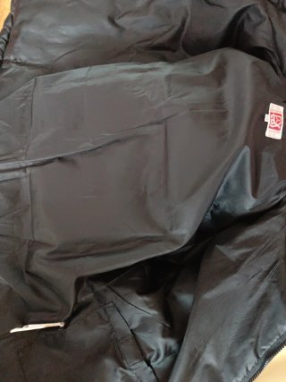 Plumas negra con capucha