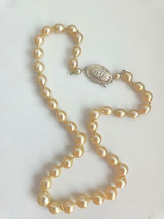 Collar de perlas con cierre dorado