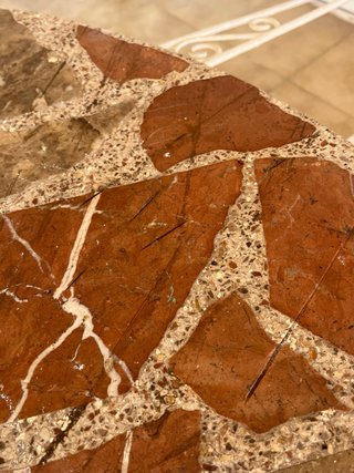 Conjunto mesa de piedra y sillas de forja exterior
