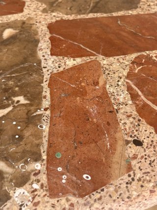 Conjunto mesa de piedra y sillas de forja exterior