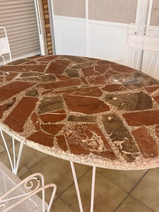 Conjunto mesa de piedra y sillas de forja exterior