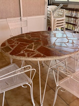 Conjunto mesa de piedra y sillas de forja exterior